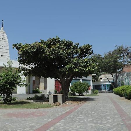 Radha Madhav Ashram Vrindāvan Exterior foto